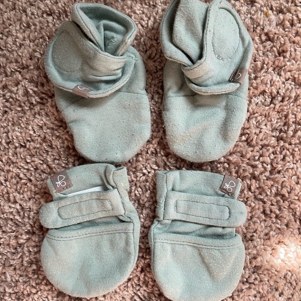 Goumikids Soft Stay On Baby Boots and No Scratch baby mittens Infant 0-3M